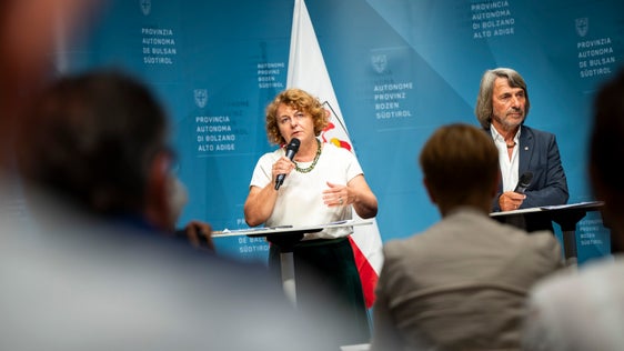 Landesrätin Pamer und Landesrat Messner haben mit zwei Landesregierungsbeschlüssen den Ausbau der Special Care Units in ganz Südtirol in die Wege geleitet. 120 Intensivpflegebetten sind dabei geplant. (Foto: LPA/Fabio Brucculeri)