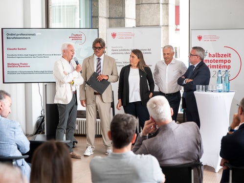 La conferenza di metà mandato ha visto l'assessore Christian Bianchi in dialogo con i partner dell'assessorato. Da sinistra a destra: il presidente dell'Ordine degli ingegneri di Bolzano Claudio Sartori, il giornalista Valentino Beccari, la vicepresidente e il presidente dell'Ordine degli architetti Stefania Saracino e Wolfgang Thaler e l'assessore Bianchi. (Foto: USP/Fabio Brucculeri)