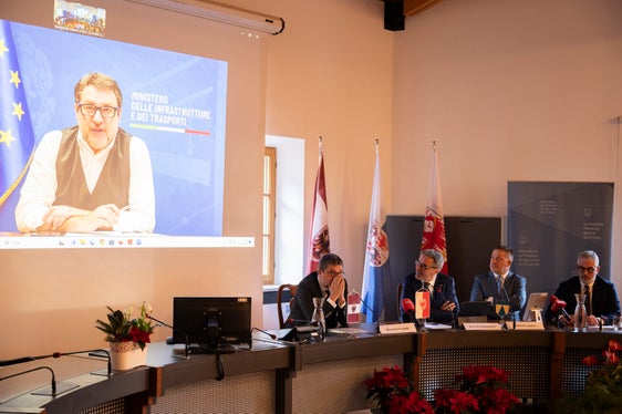 Il Ministro Matteo Salvini ha sottolineato durante la conferenza stampa, collegato in videoconferenza, come il bando di gara rappresenti un importante passaggio verso l'ulteriore sviluppo strategico dell'A22. Alla conferenza stampa hanno partecipato anche (seduti da sinistra) i presidenti Maurizio Fugatti e Arno Kompatscher e i sindaci Roland Lazzeri (Salorno) e Mattia Palazzi (Mantova). (Foto: USP/Manuela Tessaro)