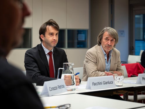 Der beigeordnete Vizepräfekt Gianluca Facchini und Gesundheitslandesrat Hubert Messner setzen auf eine enge institutionenübergreifende Zusammenarbeit. Das für 2027 vorgesehene Abkommen soll die gemeinsame Suchtprävention im Schulbereich weiter festigen. (Foto: LPA/Fabio Brucculeri)