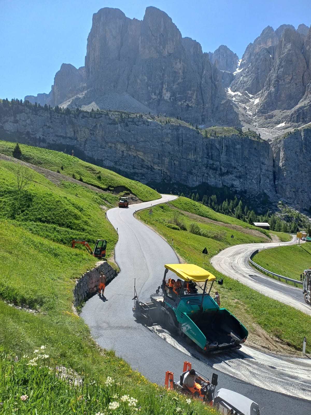 Der Dolomiten-Pass Grödner Joch verbindet Gröden mit dem Gadertal. Nach den Asphaltierungsarbeiten, die früher als geplant beendet werden konnten, ist die beliebte Passstraße wieder befahrbar. (Foto: LPA/Straßendienst Salten-Schlern)