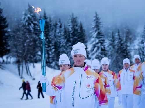 La fiaccola olimpica ha fatto la sua apparizione sul territorio altoatesino alla Nordic Arena di Dobbiaco, alle 9.45 del 27 gennaio. (Foto. USP/Fabio Brucculeri)