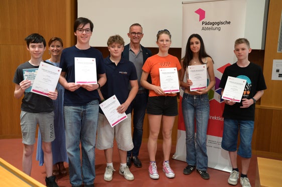 Prämierungsfeier Känguru der Mathematik 2026: 1. Klasse Oberschule Kategorie Junior (von links): Jack Obexer, Landesschuldirektorin Sigrun Falkensteiner, Liam Knoflach, Daniel Perathoner, Abteilungsdirektor Martin Holzner, Annika Stadler, Simona Stockner, Hannes Pichler (Foto: LPA/Deutsche Bildungsdirektion/Margit Pichler)