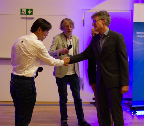 Manuel Gatto (rechts) gratulierte Neurowissenschaftler Xiao-Jing Wang (links) zur Auszeichnung mit dem Valentin Braitenberg Award. Das Land stiftet dazu das Preisgeld in Höhe von 5000 Euro. (In der Bildmitte: Ad Aertsen vom Bernstein Center for Computational Neuroscience). (Foto: LPA/Elena Reiriz Martinez/Bernstein Network)