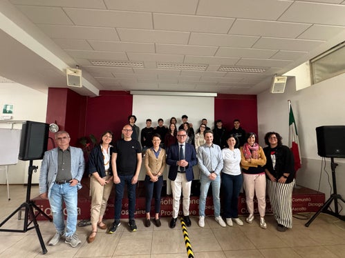 Die Schülerinnen und Schüler der fünften Klassen der Bozner Fachoberschule für Bauwesen, Umwelt und Raumplanung Delai bei der Vorstellung der beim Stadtplanungsworkshops ausgeführten Projekte. (Foto: LPA/Gianluca Crocco)