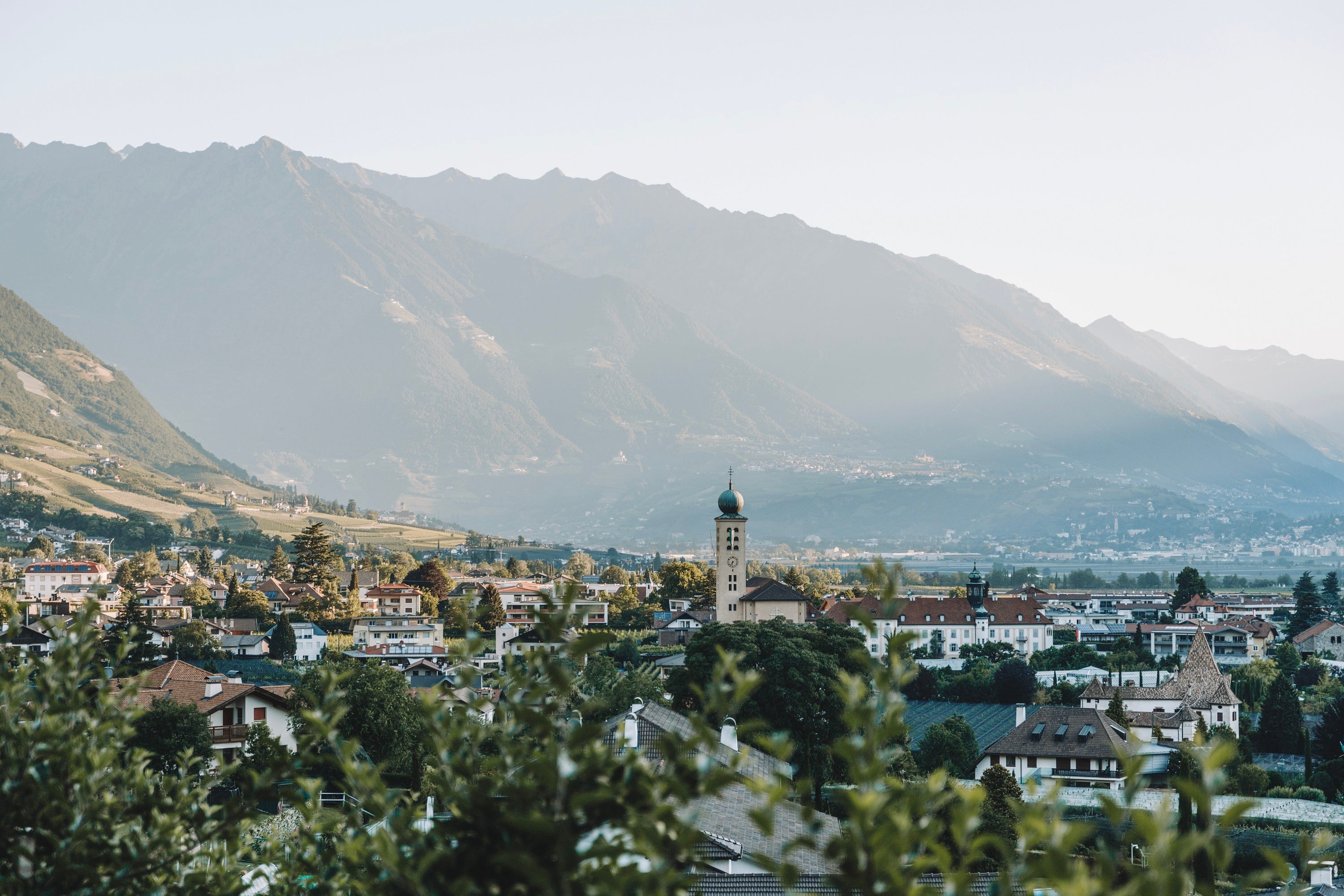 Lana zählt zu den Gemeinden mit Wohnungsnot. Die (Berg-)Fraktion Pawigl wurde nun von der GIS-Leerstandsregelung ausgenommen. (Foto: lanaregion.it/Maike Drescher)