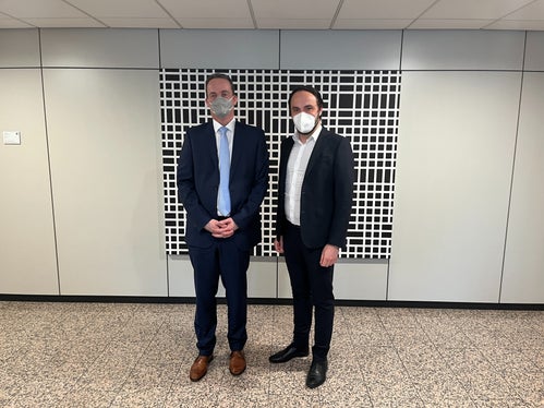 Landesrat Achammer (r.) im Austausch mit Ministerpräsident Paasch: Der Erfolg der langjährigen Zusammenarbeit beruht auf dem Engagement verschiedenster Akteure. (Foto: LPA/René Ploner)