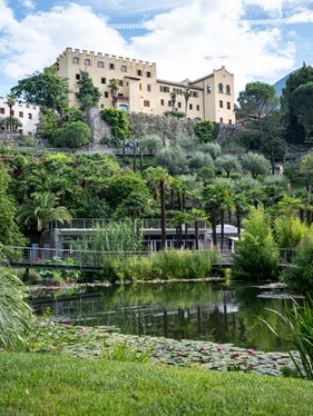 Der Seerosenteich der Gärten von Schloss Trauttmansdorff mit dem Touriseum im Hintergrund. (Foto: LPA/Fabio Brucculeri)