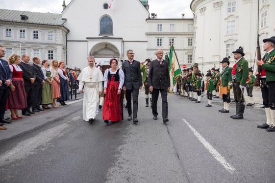 Am landesüblicher Empfang am Hohen Frauentag nahmen teil (von links):  Abt Leopold Baumberger,  Landtagspräsidentin Sonja Ledl-Rossmann, die Landeshauptleute Arno Kompatscher (Südtirol) und Anton Mattle (Tirol). (Foto: Land Tirol/Sedlak)