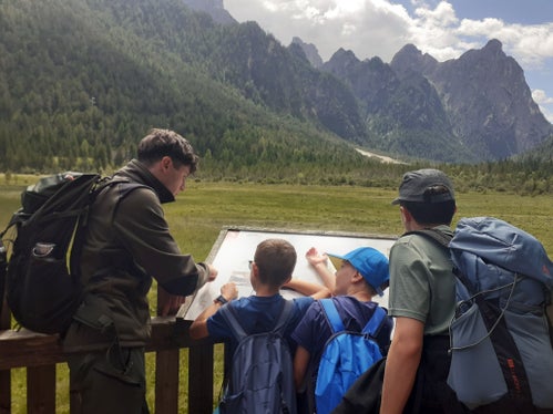 Durante le escursioni per famiglie, le guide escursionistiche del Parco naturale e il team di assistenti del Parco naturale fanno scoprire i tesori della natura in modo ludico e promuovono un approccio rispettoso nei suoi confronti. (Foto: Ufficio provinciale Natura/Bianca Müller)