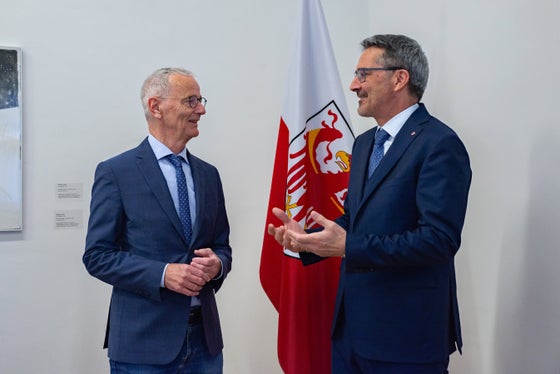 Il presidente della Provincia autonoma di Bolzano Arno Kompatscher (a destra) ha ringraziato il presidente uscente Turk per la sua neutralità e il suo impegno per garantire una corretta informazione in Alto Adige. (Foto: ASP/Greta Stuefer)
