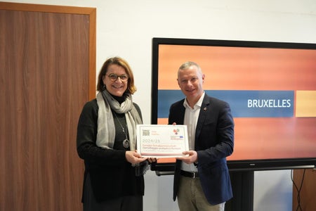 Das italienischsprachige Oberschulzentrum Galilei in Bozen, im Bild Direktorin Paola Burzacca mit Euregio-Generalsekretär Christoph von Ach, hat nun Partnerschulen in Innsbruck (HTL Anichstraße) und Trient (Istituto tecnico tecnologico Michelangelo Buonarrotti). (Foto: Euregio) 