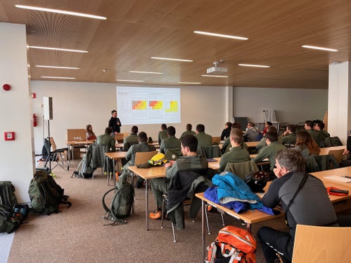 Un momento del corso al quale hanno partecipato numerosi giovani del Servizio forestale. (Foto: ASP/Ufficio provinciale meteorologia e prevenzione valanghe).