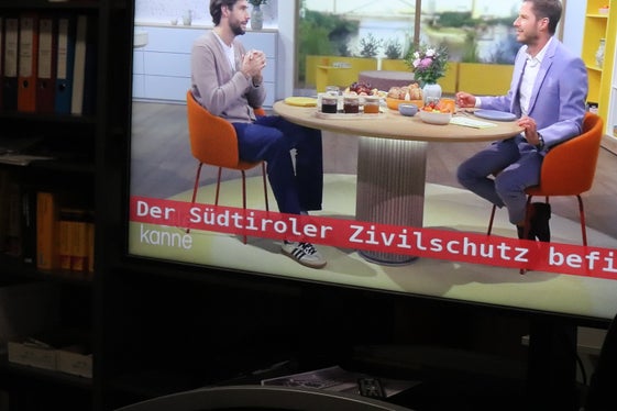 Pochi minuti dopo il suono delle sirene, il sistema d'informazione ha informato la popolazione con un ticker nei programmi televisivi in corso (nella foto) e alla radio: La Protezione civile sta conducendo un'esercitazione. Il suono che avete appena sentito significa allarme della Protezione civile in caso di emergenza. Per la vostra protezione personale, in caso di emergenza cercate immediatamente un luogo sicuro e seguite le misure comportamentali annunciate alla radio. (Foto: USP/Maja Clara)