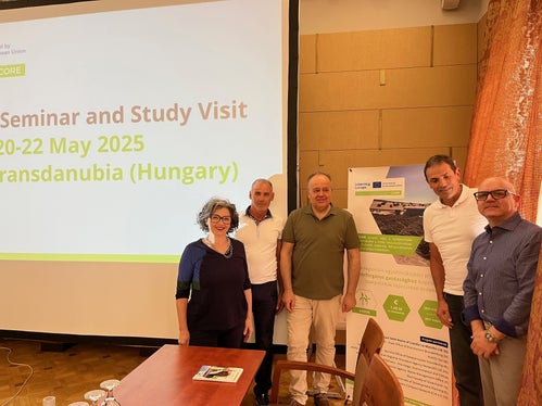 Italienische Delegation beim CORE-Treffen in Ungarn (v.l.): Elisa Poznanski (Landesamt für Abfallwirtschaft), Johann Metz von der Kompostieranlage Talair bei Schlanders, Georg Pircher und Andreas Marri (beide Landesamt für Abfallwirtschaft) und Carlo Lusi (SUMUS Italia). (Foto: LPA/Landesagentur für Umwelt und Klimaschutz)