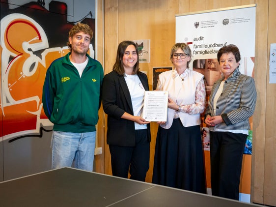 Il Centro giovani Fly (da sinistra il presidente Alex Demattio e la direttrice Petra Wörndle) ha ricevuto il 17 settembre dalla direttrice di Dipartimento Michela Morandini e dalla vicepresidente della Camera di commercio Johanna Falser il certificato Dialog dell’audit famigliaelavoro. (Foto: USP/Fabio Brucculeri)