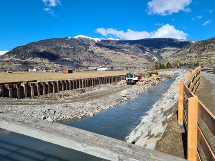 Verstärkter Hochwasserschutz am Eisack in den Gemeinden Sterzing und Pfitsch; im Bild links die mit Stahl armierte Spundwand, die im weiteren Arbeitsverlauf bedeckt wurde. (Foto: LPA/Landesamt für Wildbach- und Lawinenverbauung Nord)