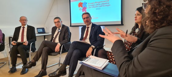 Gesprächsrunde mit den Euregio-Landeshauptleuten (v.l.) Mattle, Fugatti und Komaptscher im Waaghaus in Bozen (Foto: Euregio)