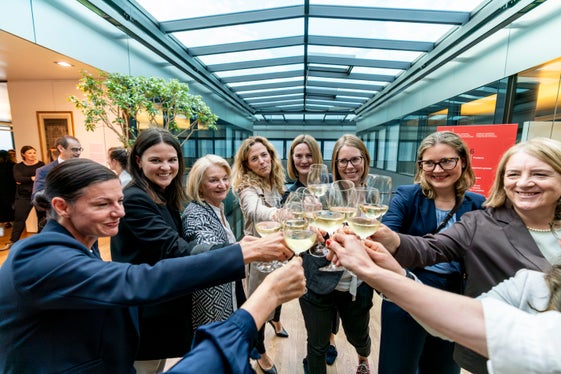 Anlass zum Feiern gab es am Freitagabend für 20 Frauen, die in 10 Einheiten das notwendige Wissen erlernt haben, das die Basis für eine Tätigkeit in Entscheidungsgremien ist. (Foto: LPA/Daniel von Johnston)
