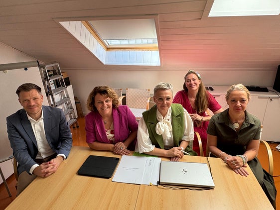 Richard Lang, Direktor des Kompetenzzentrums für das Management von Genossenschaften an der Freien Universität Bozen, berichtete Landesrätin Pamer, Ressortdirektorin Morandini sowie Maud Brouwer und Manuela Paulmichl vom Amt für das Genossenschaftswesen über laufende Projekte. (Foto: LPA/Ressort Sozialer Zusammenhalt, Familie, Senioren, Genossenschaften und Ehrenamt)