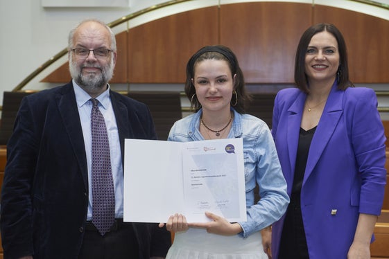 Olivia Kaufmann (Mitte) hat den 4. Platz in der Kategorie Spontanrede erreicht, im Bild mit Robert Lender vom Kompetenzzentrum Jugend im österreichischen Bundeskanzleramt und der Präsidentin des burgenländischen Landtags Astrid Eisenkopf. (Foto: LPA/Landesjugendreferat Burgenland,/Emmerich Mädl)