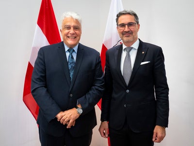 Am 1. Dezember 2024 hat der aus Graz gebürtige Wolfgang-Lukas Strohmayer (l.) die Nachfolge von Clemens Mantl als österreichischer Generalkonsul in Mailand angetreten. Heute hat der&nbsp;Botschafter Landeshauptmann Arno Kompatscher seinen offiziellen Antrittsbesuch&nbsp;abgestattet. (Foto: LPA/Fabio Brucculeri)