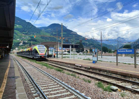 La Giunta provinciale ha prorogato i contratti di servizio di SAD e Trenitalia per il servizio ferroviario fino a giugno 2025, in modo da poter garantire il servizio mentre si svolge la grande gara d'appalto per i servizi ferroviari in Alto Adige. (Foto: USP/Alessandro Veronesi)