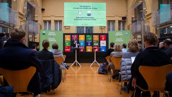 Klimabürgerrat und Stakeholder Forum Klima werden sich im Lauf des Frühjahrs zu jeweils fünf Arbeitstreffen versammeln: An der heutigen Pressekonferenz im Innenhof des Palais Widmann nahmen zahlreiche Vertreterinnen und Vertreter des Beteiligungsprozesses teil. (Foto: LPA/Fabio Brucculeri)