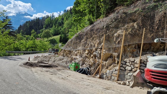 Die Mauern der Staatsstraße auf den Jaufenpass wurden oberhalb von St. Leonhard im Auftrag des Landes stabilisiert. Nun wird die dortige Brücke saniert und verbreitert, um den Verkehr sicher und flüssig führen zu können. (Foto: LPA/Landesabteilung Straßendienst)