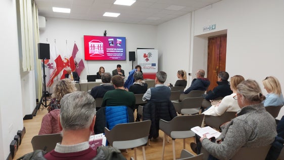 Der Euregio-Monitor erhebt alle zwei Jahre die Entwicklung von Bekanntheit und Erwartungshaltung der Bevölkerung zur Euregio. Gestern Abend war er Thema des Euregio-Dienstags in der Casa Moggioli. (Foto: Euregio)