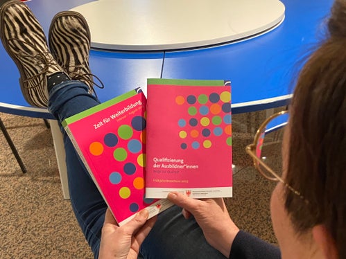 L'opuscolo primaverile di 400 pagine offre una panoramica completa di tutti corsi organizzati in Alto Adige da enti, istituti, scuole tecniche e professionali finanziate dalla Provincia (Foto: ASP/Ufficio educazione permanente)