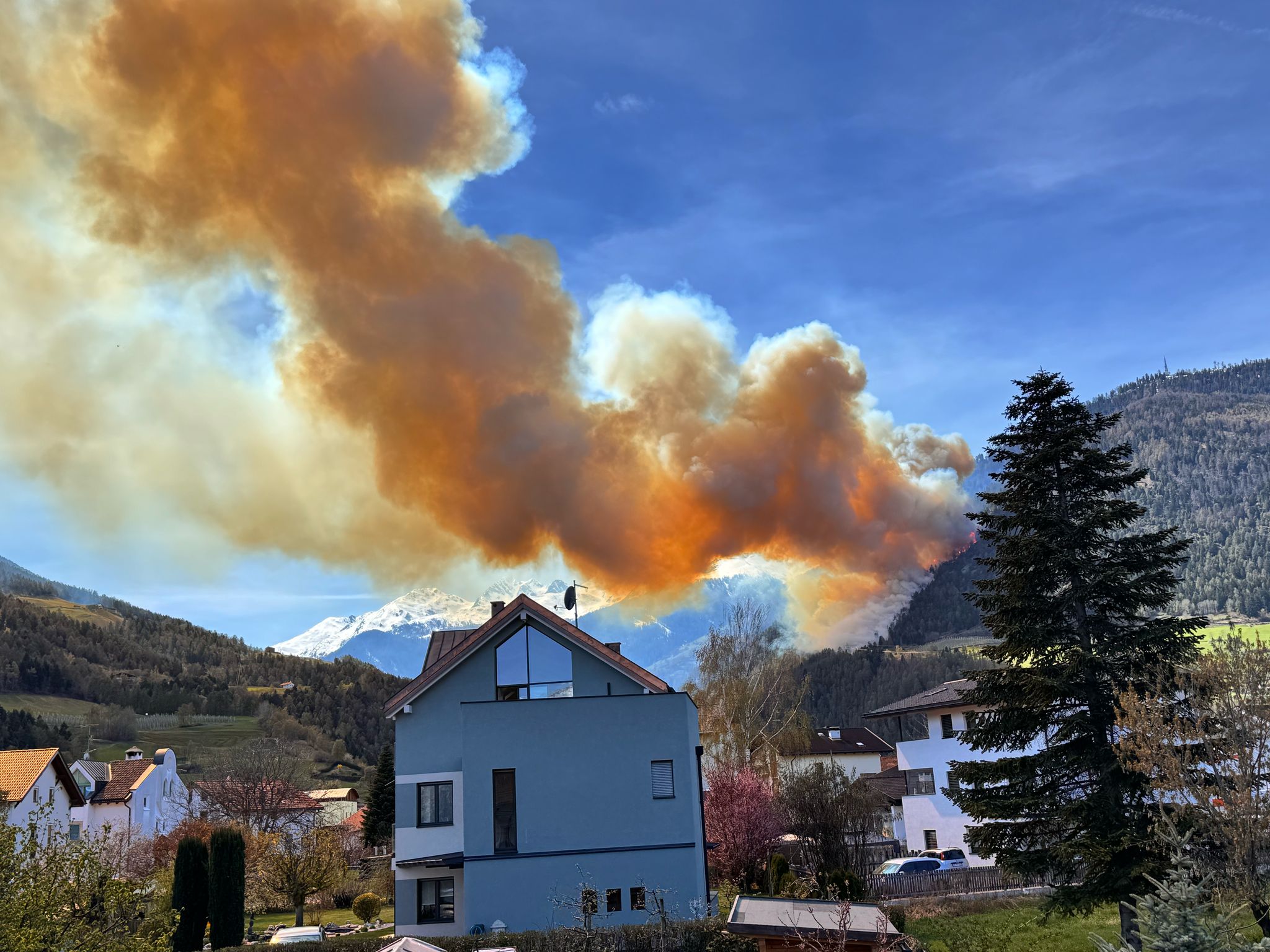 Un incendio di grosse dimensioni si è sviluppato verso le 13:15 in un'area boschiva in località Agumes, frazione del Comune di Prato allo Stelvio. Sul luogo dell'incendio, dal quale si è sviluppata una notevole colonna di fumo, sono intervenuti immediatamente i vigili del fuoco volontari delle dieci stazioni del distretto della Val Venosta. Venerdì mattina riprenderanno le operazioni da parte dei vigili del fuoco. (Foto: USP/Vigili del fuoco volontari Val Venosta)