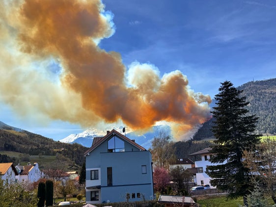 Un incendio di grosse dimensioni si è sviluppato verso le 13:15 in un'area boschiva in località Agumes, frazione del Comune di Prato allo Stelvio. Sul luogo dell'incendio, dal quale si è sviluppata una notevole colonna di fumo, sono intervenuti immediatamente i vigili del fuoco volontari delle dieci stazioni del distretto della Val Venosta. Venerdì mattina riprenderanno le operazioni da parte dei vigili del fuoco. (Foto: USP/Vigili del fuoco volontari Val Venosta)