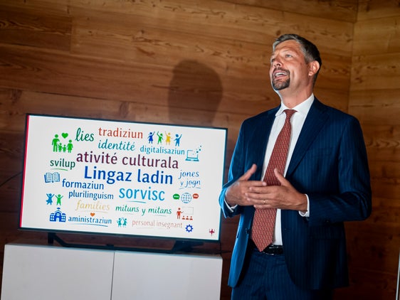 "Non vogliamo certo negare che anche nel settore dell’istruzione e della cultura ladina ci troviamo di fronte a delle sfide, basti pensare all’evoluzione demografica, ai cambiamenti sociali e alla digitalizzazione. Tuttavia, il nostro sistema educativo, così come la cultura ladina, poggia su basi molto solide", ha sottolineato l’assessore Daniel Alfreider. (Foto: USP/Fabio Brucculeri)
