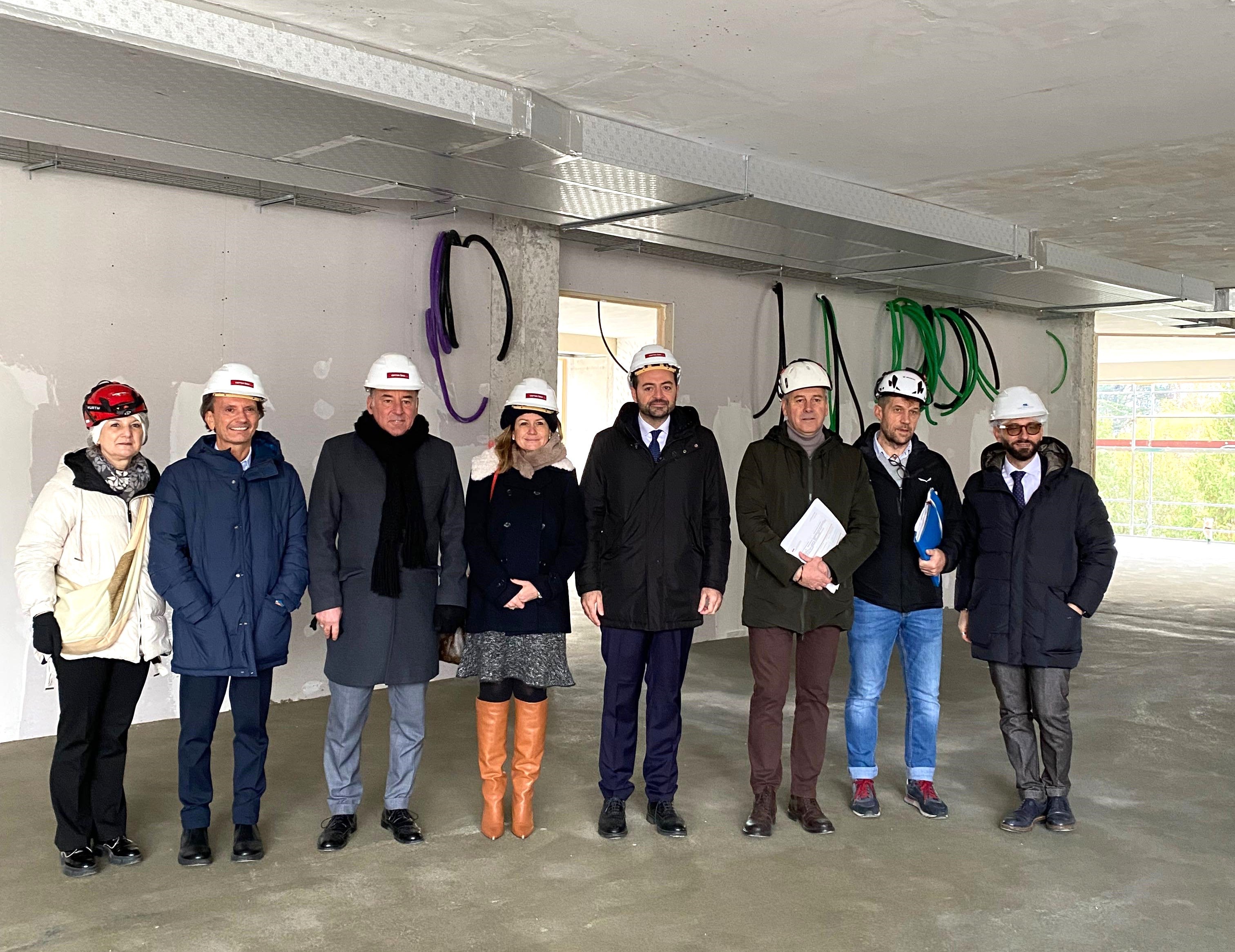 Die Arbeiten an der Mittelschule Ada Negri schreiten planmäßig voran. Gestern fand ein Lokalaugenschein statt, an dem die Direktorin des Amts Amt für Schule und Freizeit der Stadtgemeinde Bozen Patrizia Caleffi, Schulamtsleiter Vincenzo Gullotta, Vizebürgermeister Stephan Konder, Gemeindereferentin Johanna Ramoser, Landesrat Marco Galateo, der Direktor der Abteilung für öffentliche Arbeiten der Stadtgemeinde Bozen Sergio Berantelli, der Verfahrensverantwortliche der Stadtgemeinde Bozen Stefano Panu Careddu und der Schulleiter Diego Paolizzi teilgenommen haben. (Foto: LPA)