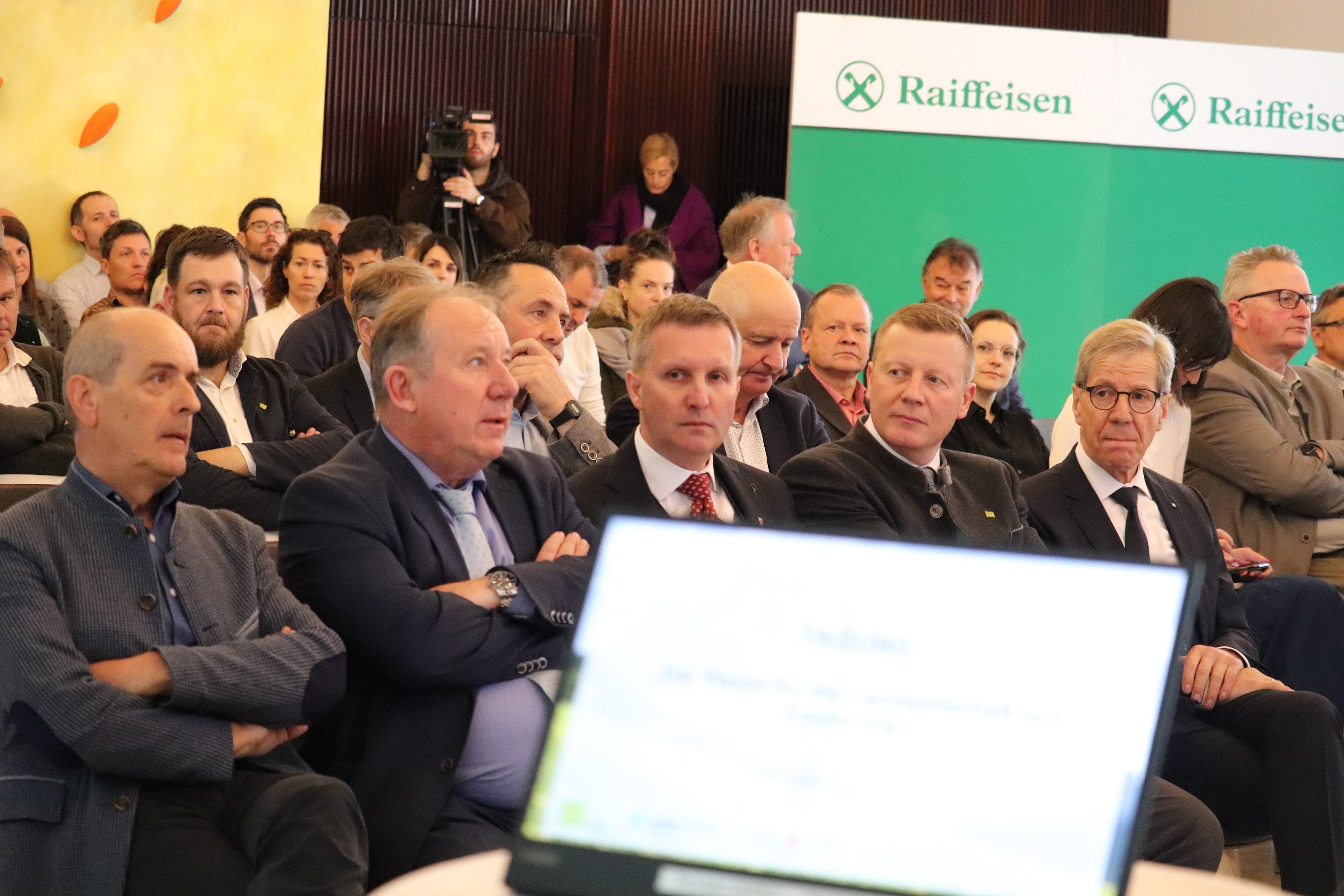 La visione per l'agricoltura e l'alimentazione nel futuro. Nella foto (da sinistra), il direttore della Ripartizione Agricoltura Martin Pazeller, il direttore generale dell'Agricoltura e dello Sviluppo rurale della Commissione europea Wolfgang Burtscher, l'assessore provinciale all'Agricoltura Luis Walcher, il presidente dell'Unione Agricoltori e Coltivatori Diretti Daniel Gasser, il presidente della Federazione Raiffeisen, Herbert Von Leon (Foto: USP/Maja Clara)