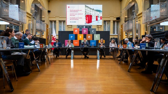 Durante la conferenza stampa di fine anno, il presidente della Provincia Arno Kompatscher ha affrontato anche il tema della disponibilità di personale qualificato. (Foto: USP/Fabio Brucculeri)
