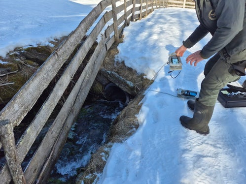 Mitglieder des Landesforstkorps haben das Messverfahren erlernt, um Abflussmessungen in Fließgewässern durchführen zu können; im Bild eine Sonde. (Foto: LPA/Landesamt für Hydrologie und Stauanlagen in der Agentur für Bevölkerungsschutz)