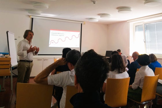 Durante il colloquio con i collaboratori del Distretto sanitario di Bressanone, l'assessore provinciale alla Prevenzione sanitaria e salute Hubert Messner ha elogiato l'ottimo lavoro, l'aspetto sinergico e la motivazione dei collaboratori. (Foto: USP/Angelika Schrott)