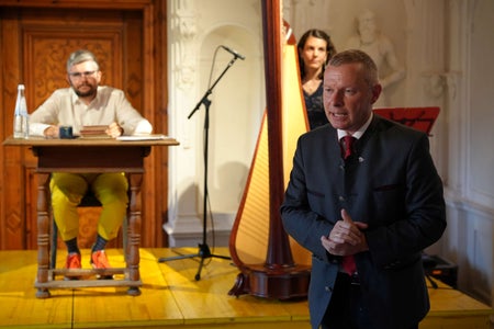 Il segretario generale dell'Euregio Christoph von Ach (in primo piano) è stato lieto di poter offrire per la seconda volta al pubblico una serata culturale a Castel Trostburg in collaborazione con l'Istituto dei castelli dell'Alto Adige. (Foto: USP/Guido Steinegger)