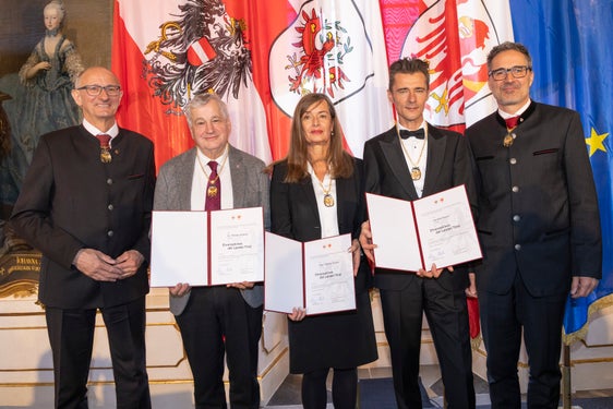 Die Landeshauptleute Anton Mattle (links) und Arno Kompatscher (rechts) ehrten die drei Südtiroler (von links) Florian Mussner, Sabine Gruber und Herbert Pixner. (Foto: Land Tirol/Die Fotografen) 