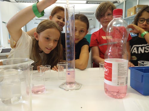 Im Forscherlabor untersuchten die Schülerinnen und Schüler faszinierende naturwissenschaftliche Phänomene. (Foto: LPA/Bildungsdirektion)