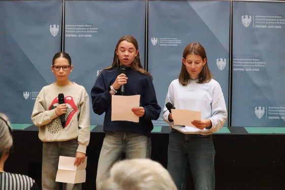 Nicht jeder hat das Glück, vier Sprachen zu lernen: Gaia, Mia und Anna, Schülerinnen der Mittelschule St. Ulrich in Gröden. (Foto: LPA/Maja Clara)