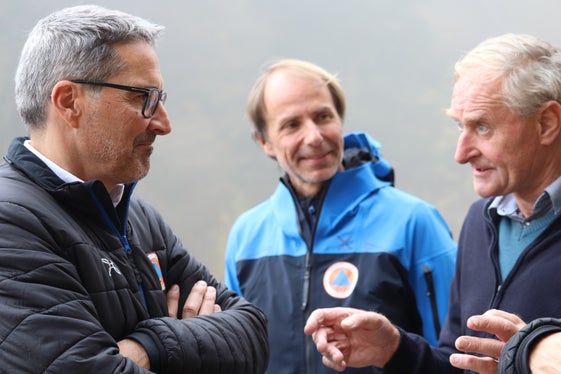 Baustelle Messnerbach in St. Nikolaus Ulten (von links): Landeshauptmann und Bevölkerungsschutzlandesrat Arno Kompatscher, Bevölkerungsschutz-Agenturdirektor Klaus Unterweger und Anton Zöschg, Vorarbeiter von 2001 bis 2024, der nach 37 Jahren bei der Wildbachverbauung seit Ende September im Ruhestand ist. (Foto: LPA/Maja Clara)
