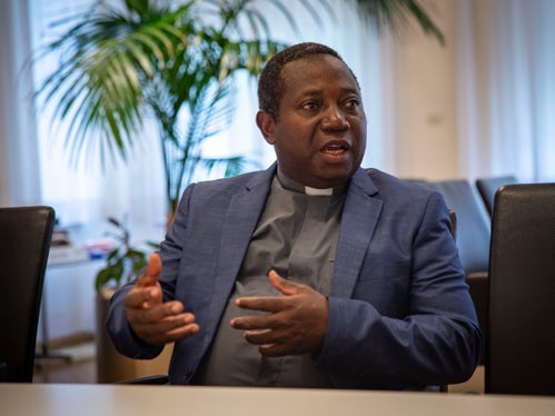 Durante i soggiorni in Alto Adige, Abbé Malemo sostituisce i sacerdoti delle parrocchie altoatesine in caso di assenze.&nbsp;(Foto: ASP/Fabio Brucculeri)