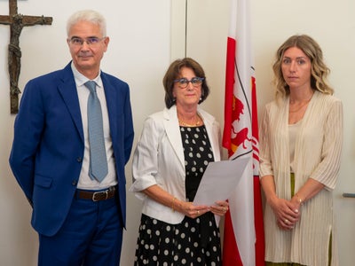 I componenti dell'Ufficio elettorale centrale: (da sinistra) il vicepresidente Fabrizio Cavallar, la presidente Maria Teresa Wiedenhofer e Giulia Rossi (Foto: ASP/Fabio Brucculeri) 