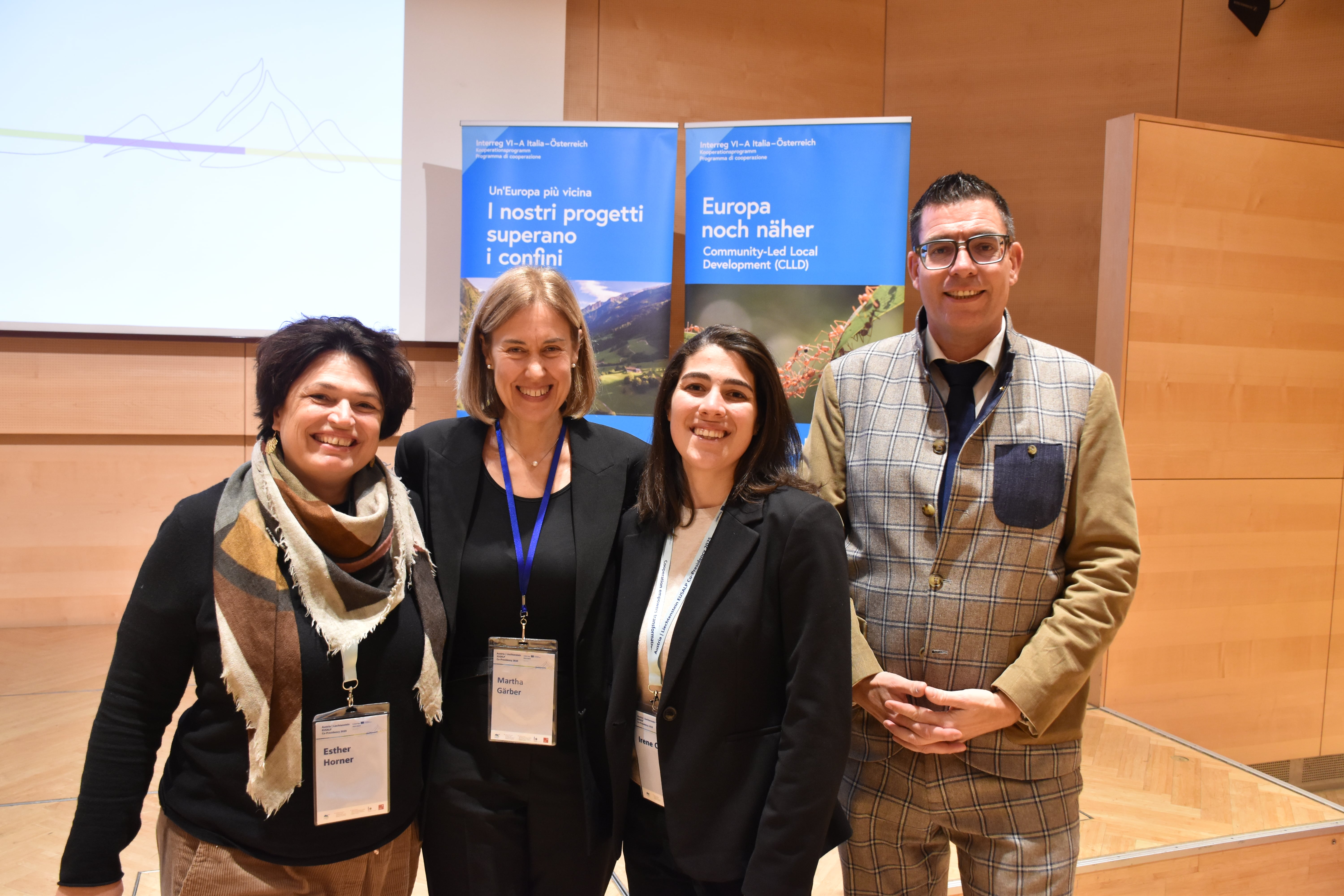  Das Modell Fit&nbsp;for&nbsp;Cooperation kann als&nbsp;Best Practice&nbsp;für das EUSALP-Einzugsgebiet dienen (von links): Esther Horner (EVTZ Euregio Senza Confini), Martha Gärber (Direktorin der Abteilung Europa und Vertreterin der Verwaltungsbehörde Interreg Italien-Österreich), Irene Covi (Generalsekretariat INTERREG Italien-Österreich), Matthias Fink (Generalsekretär Euregio Tirol-Südtirol-Trentino). (Foto: Euregio)