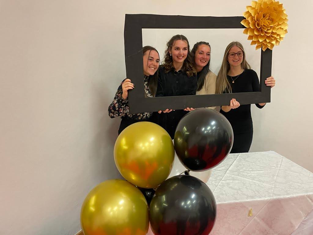 260 nuovi operatori socio-assistenziali, specialisti dell'inclusione lavorativa, assistenti infermieristici, assistenti all'infanzia, operatori pedagogici di asili nido, assistenti all'infanzia e operatori dell'integrazione hanno ricevuto ieri il diploma presso il Scuola provinciale per le Professioni sociali Hannah Arendt (Foto: LFS Hannah Arendt)
