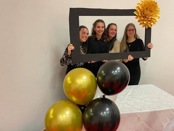 260 nuovi operatori socio-assistenziali, specialisti dell'inclusione lavorativa, assistenti infermieristici, assistenti all'infanzia, operatori pedagogici di asili nido, assistenti all'infanzia e operatori dell'integrazione hanno ricevuto ieri il diploma presso il Scuola provinciale per le Professioni sociali "Hannah Arendt" (Foto: LFS "Hannah Arendt")
