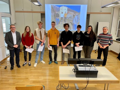 Die Abschlusspräsentation der mit der Kirschessigfliege befassten Gruppe mit Hansjörg Hafner vom Beratungsring (ganz links) heute in Tramin (Foto: LPA/Bildungsdirektion)